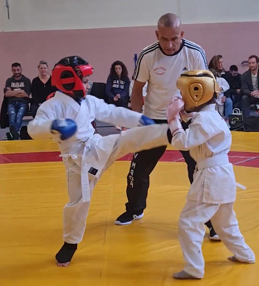 Enfants ninja en boxe pieds poings